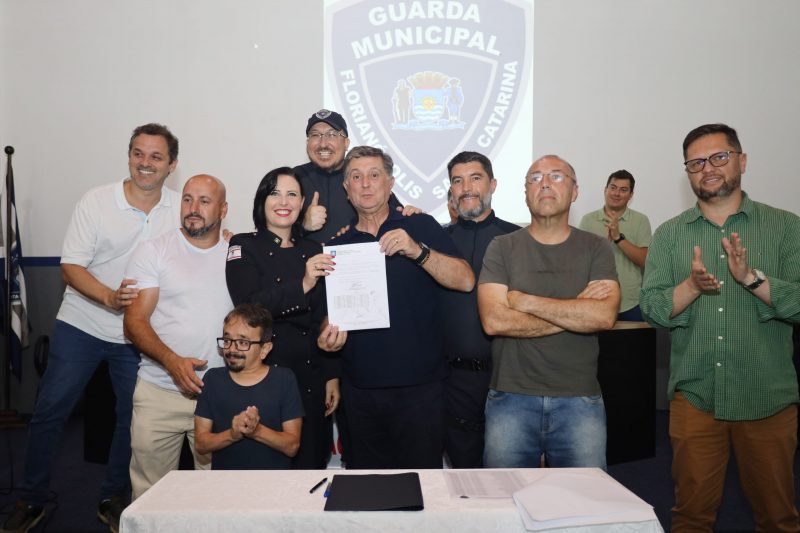 Prefeito Top&aacute;zio Neto (ao centro) transformou em lei o projeto da GM – Foto: Cristiano Andujar/Divulga&ccedil;&atilde;o/ND