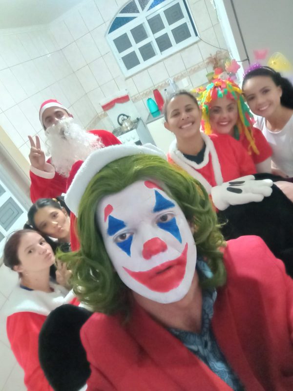 Projeto entrega marmitas e agasalhos a pessoas em situa&ccedil;&atilde;o de rua – Foto: Arquivo pessoal/Escolar Mil Grau/ND