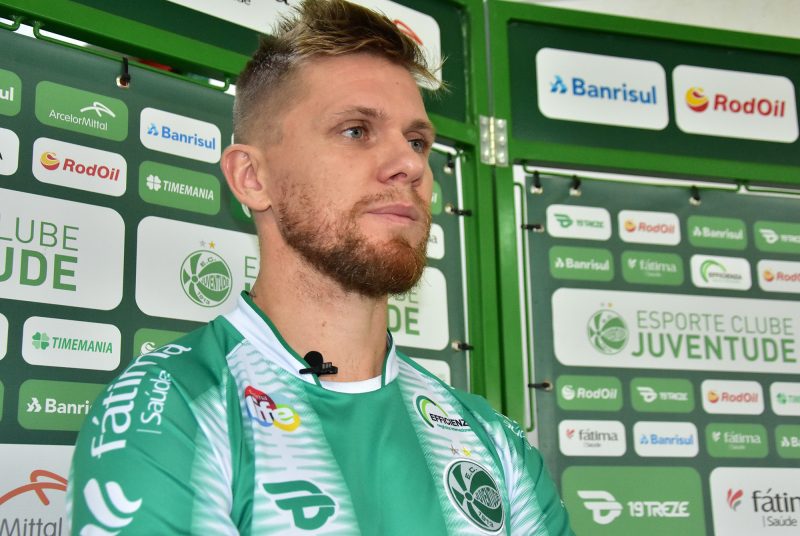 Zagueiro Rafael Forster tem conversas em andamento com o Avaí