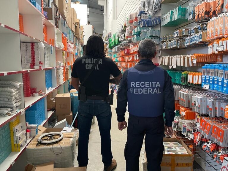 Mercadorias estavam em um galp&atilde;o, junto com etiquetas falsificadas de importadores e da Anatel – Foto: Pol&iacute;cia Civil/Divulga&ccedil;&atilde;o/ND