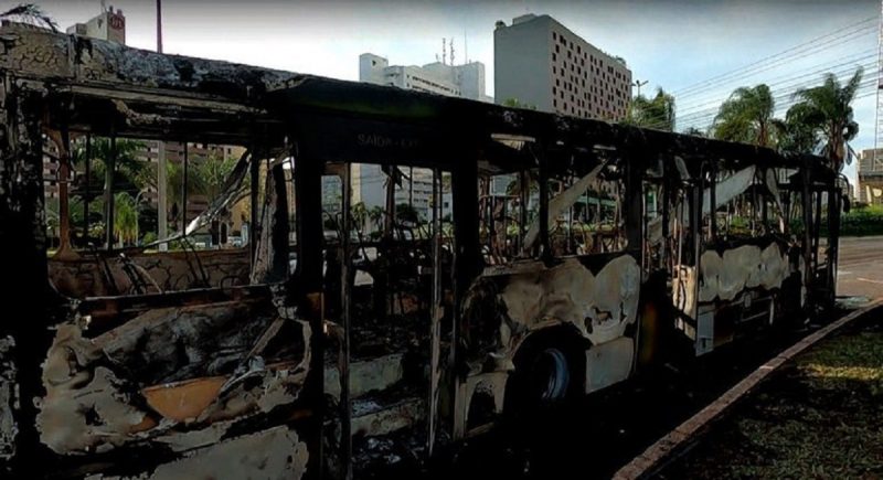 &Ocirc;nibus queimado em Bras&iacute;lia ap&oacute;s atos de vandalismo na &uacute;ltima segunda (12) – Foto: Record TV/ Reprodu&ccedil;&atilde;o
