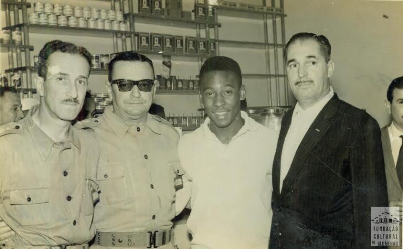 Pel&eacute; entre desportistas blumenauenses em 30 de agosto de 1961 – Foto: Arquivo Hist&oacute;rico/Funda&ccedil;&atilde;o Cultural de Blumenau