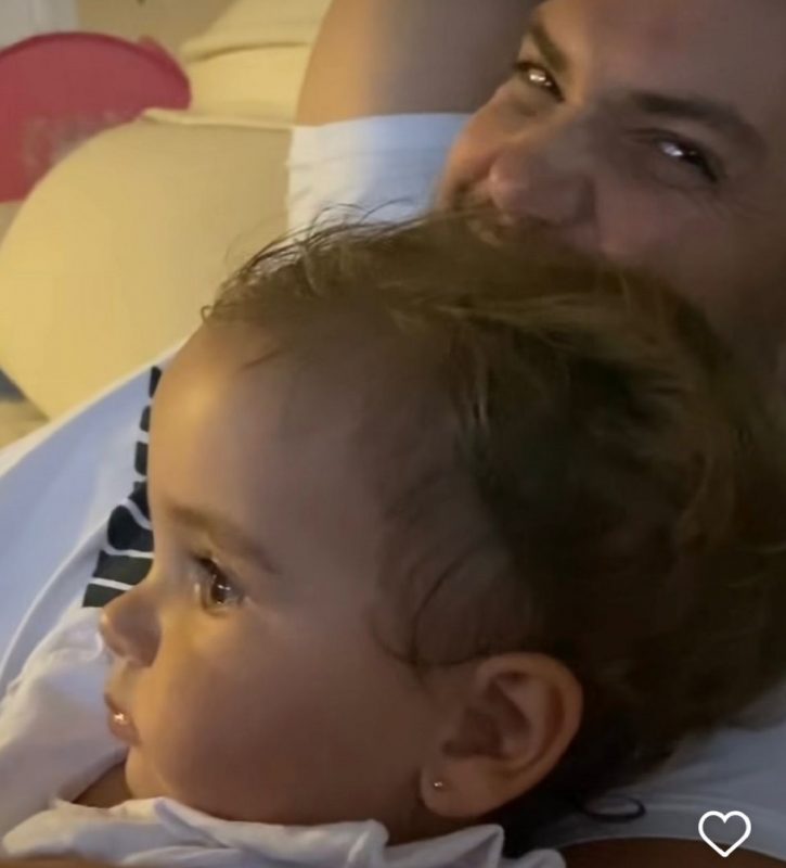 Pequena J&uacute;lia n&atilde;o gostou da aproxima&ccedil;&atilde;o da m&atilde;o da m&atilde;e enquanto tentava fazer carinho na perna do pai – Foto: Reprodu&ccedil;&atilde;o/ Instagram