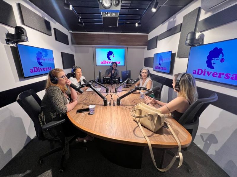 Convidados debatem o que &eacute; car&ecirc;ncia e o que &eacute; romantismo no 16&ordm; epis&oacute;dio do podcast aDiversa – Foto: Thain&aacute; Klock/ND