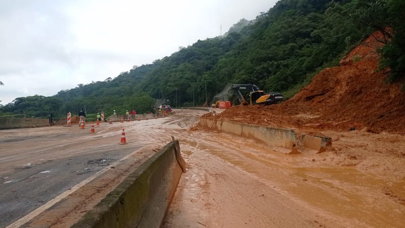 trabalhos de limpeza da pista continuam na 376