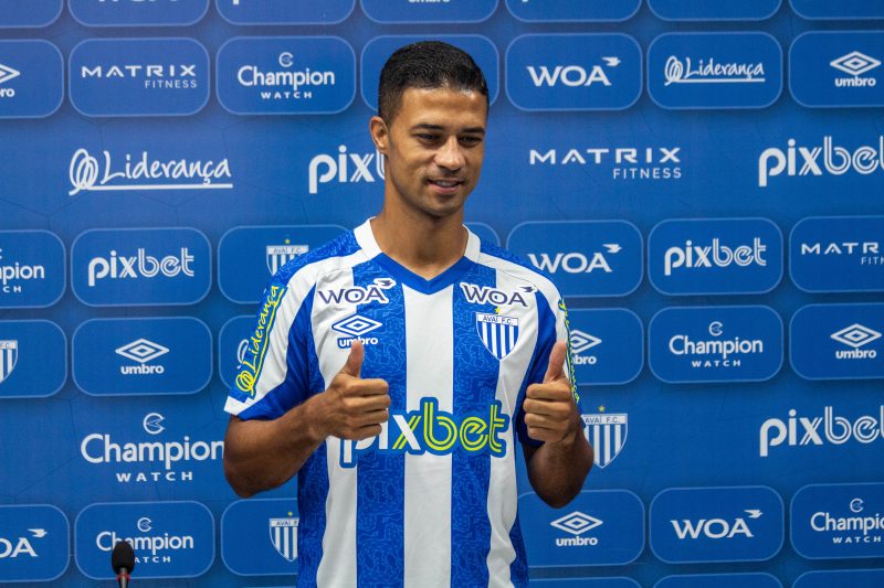 Ricardo Bueno é apresentado no Avaí 