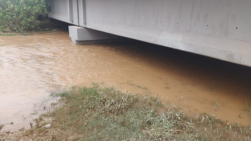 Equipe da Casan aguarda mar&eacute; baixa para arrumar estrutura que foi prejudicada – Foto: Casan/Divulga&ccedil;&atilde;o/ND
