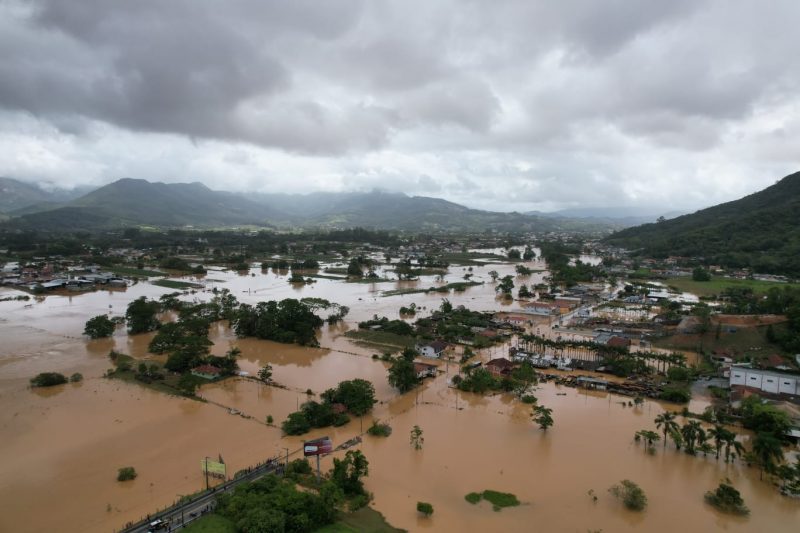 Rio Cubat&atilde;o transbordou e inundou Santo Amaro da Imperatriz – Foto: Roberto Dummer/NDTV