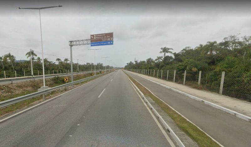 Imagem mostra local após uso de google maps; o trecho não aparece com carros e tem uma placa de localização
