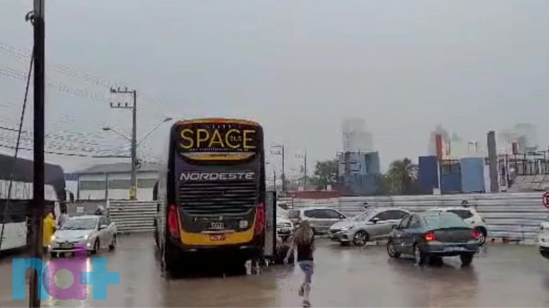 Chuva e obras transformam rodovi&aacute;ria de Itapema em cen&aacute;rio ca&oacute;tico – Foto: Reprodu&ccedil;&atilde;o/ND