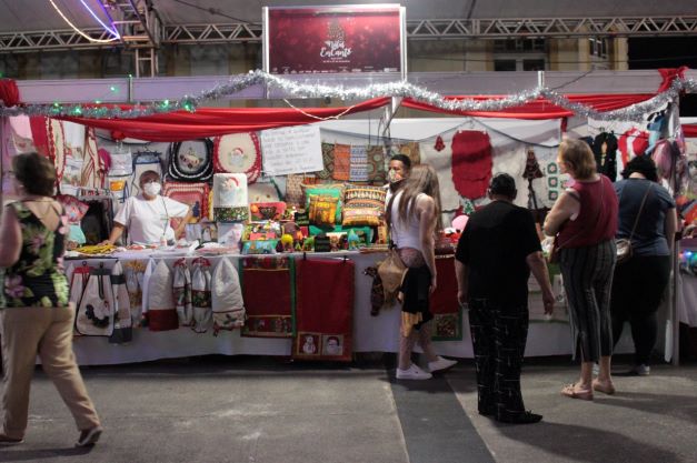 Artesanato, feiras, m&uacute;sica e comida s&atilde;o algumas das atra&ccedil;&otilde;es na pra&ccedil;a Arno Bauer, a Rua Coberta – Foto: Prefeitura de Itaja&iacute;/Divulga&ccedil;&atilde;o/ND