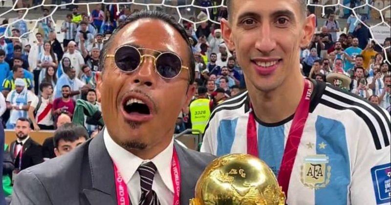 Salt Bae e D&iacute; Mar&iacute;a: cozinheiro com a m&atilde;o no trof&eacute;u – Foto: Reprodu&ccedil;&atilde;o