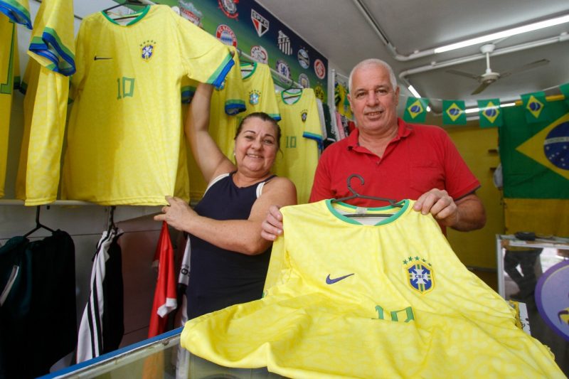 Para o casal de comerciantes Luis e Sandra a Copa &eacute; a queridinha da vez – Foto: Leo Munhoz/ND