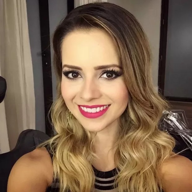 Sandy com a cor de batom que promete ser tendencia em 2023 – Foto: @sandy/Instagram/Divulga&ccedil;&atilde;o/ND