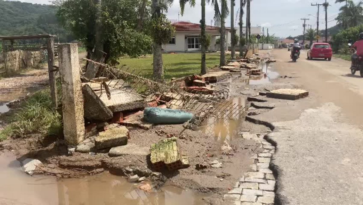 Chuva forte em Santo Amaro da Imperatriz faz rio transbordar e deixa  população em alerta - NSC Total