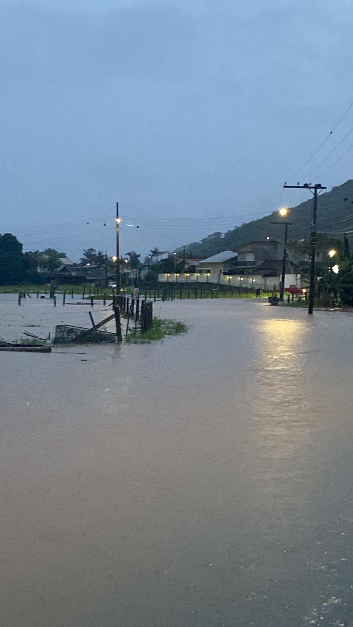 Chuva forte em Santo Amaro da Imperatriz faz rio transbordar e deixa  população em alerta - NSC Total