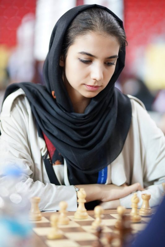 Mulher iraniana compete em torneio de xadrez sem hijab, Mundo