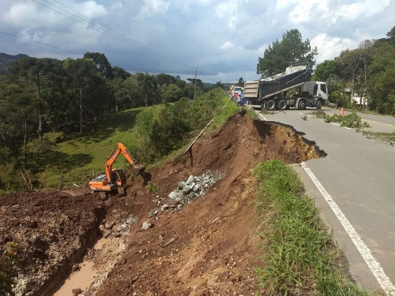 Parte da BR-280 desmorona no Norte de SC por causa das chuvas e trecho é  interditado, Santa Catarina