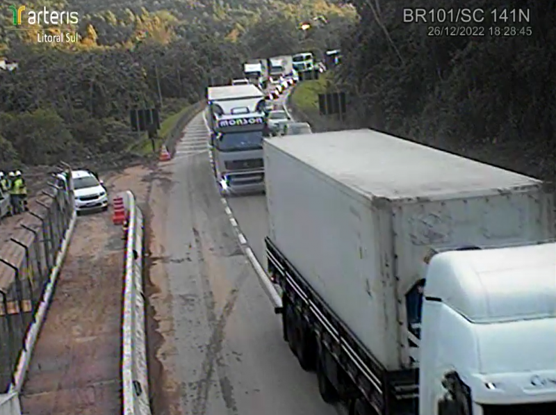 Fluxo de ve&iacute;culos foi totalmente liberado por volta das 18h30 – Foto: Arteris Litoral Sul/Reprodu&ccedil;&atilde;o/ND