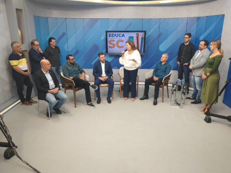 De branco, com o microfone, a secret&aacute;ria-adjunta de educa&ccedil;&atilde;o, Maria Tereza Paulo Hermes Cobra – Foto: N&iacute;colas Hor&aacute;cio/ND