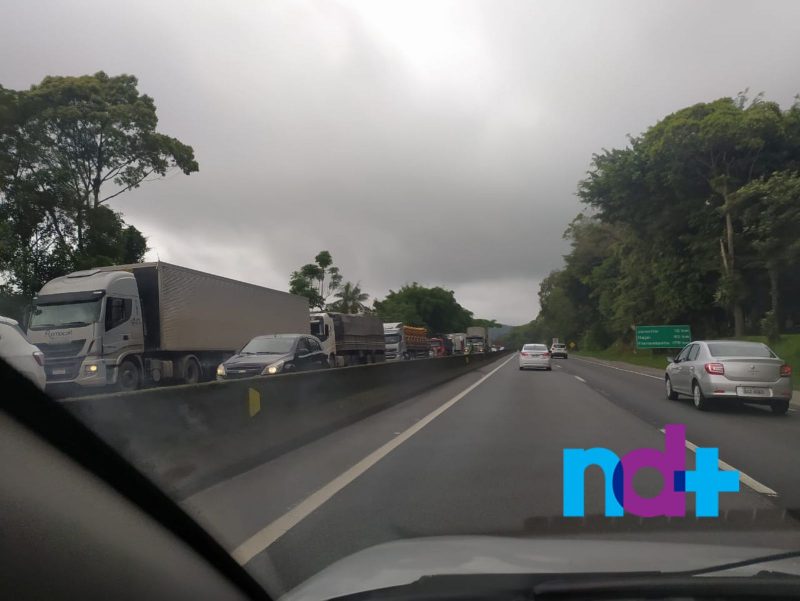 Filas sentido a Serra Dona Francisca s&atilde;o quilom&eacute;tricas – Foto: Juliane Guerreiro/ND+