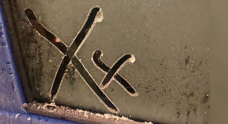 Mãe estranha marcações misteriosas na janela do carro e descobre linguagem de criminosos