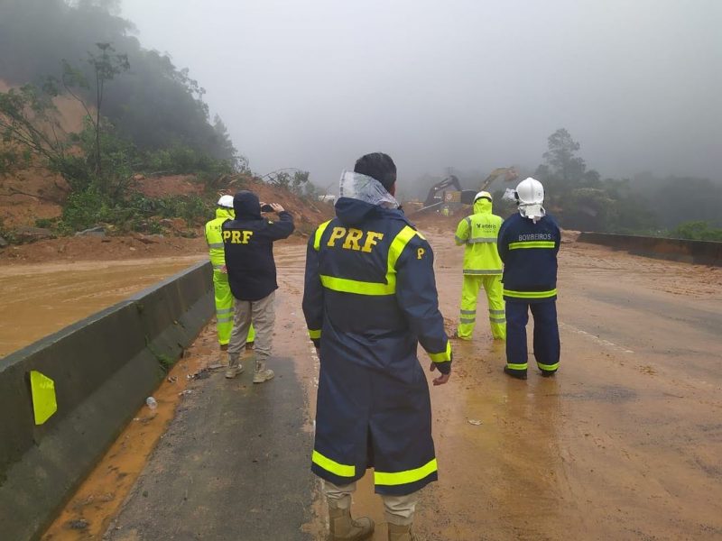 Nesta sexta-feira (2), o n&uacute;mero de pontos obstru&iacute;dos diminuiu, mas ainda h&aacute; trechos que exigem aten&ccedil;&atilde;o – Foto: PRF/Divulga&ccedil;&atilde;o/ND