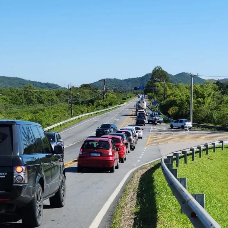 De acordo com a GMF, por volta das 10h30, a fila se estendia por todo o trajeto, at&eacute; Canasvieiras, aproximadamente 9 km de reten&ccedil;&atilde;o. – Foto: Ricardo Pastrana/GMF/Divulga&ccedil;&atilde;o/ND