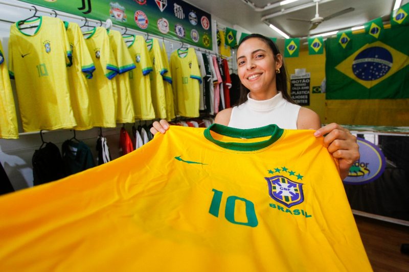 A torcedora Tamires e a sua nova aquisi&ccedil;&atilde;o – Foto: Leo Munhoz/ND