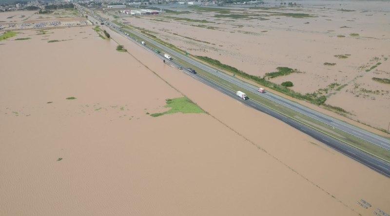 BR-282 tamb&eacute;m apresentava trecho com &aacute;gua no acostamento na tarde desta sexta-feira – Foto: Henrique Zanotto/NDTV