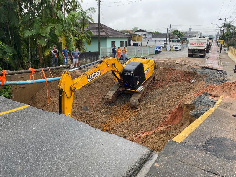 Ponte na rua Indaial est&aacute; interditada – Foto: Mois&eacute;s Stuker/NDTV