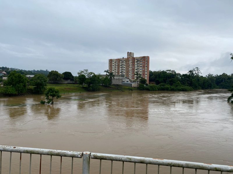 Onze pessoas continuam em abrigos na cidade de Timb&oacute; – Foto: Reprodu&ccedil;&atilde;o/ND