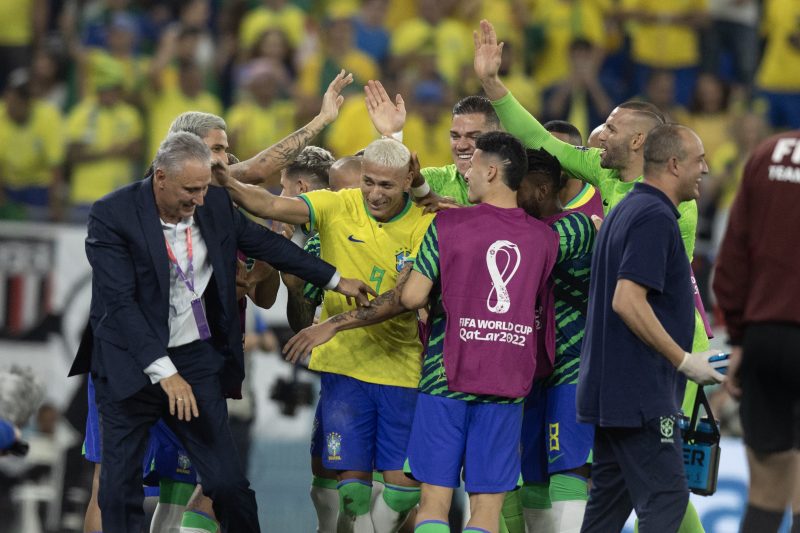 Tite faz a dança do pombo em gol de Richarlison na goleada do Brasil sobre a Coreia do Sul