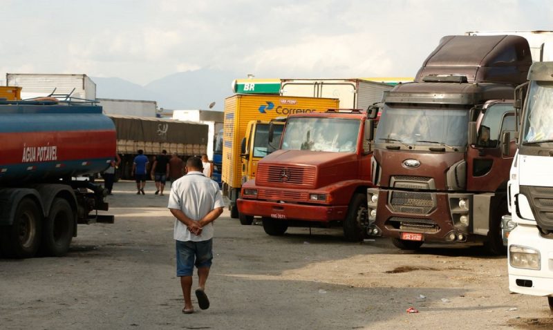 Caminhoneiros ainda ocupam trecho da Rodovia Presidente Dutra, em Serop&eacute;dica, Rio de Janeiro. – Foto: Tomaz Silva/Ag&ecirc;ncia Brasil/ND