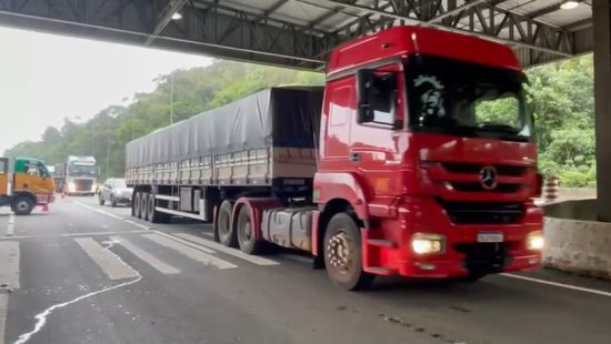 BR 376 segue interditada e tem risco de desmoronar – BR 277 foi liberada -  Trucão Comunicação em Transporte