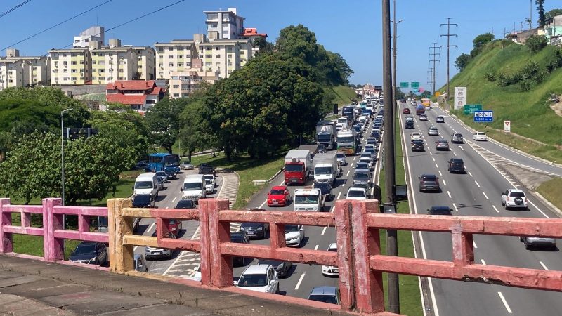 Por volta das 9h, uma colis&atilde;o na sa&iacute;da da ponte Pedro Ivo Campos trouxe muita reten&ccedil;&atilde;o e longas filas aos condutores em Florian&oacute;polis. – Foto: Osvaldo Sagaz/ND