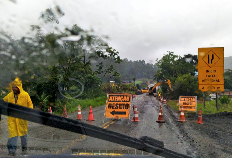 BR-280, na Serra de Corup&aacute;, ficar&aacute; totalmente bloqueada entre a noite desta ter&ccedil;a e amanhecer de quarta-feira – Foto: PRF/Divulga&ccedil;&atilde;o/ND