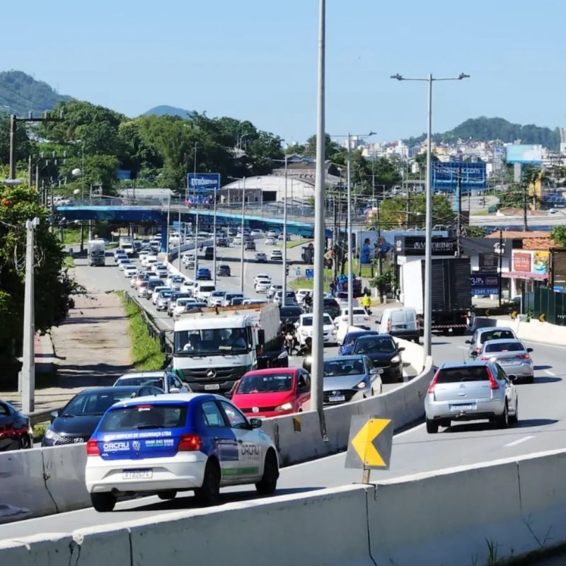 De acordo com a GMF, por volta das 10h, aumentou muito o fluxo e o tr&acirc;nsito de ve&iacute;culos em importante vias de Florian&oacute;polis. – Foto: Redes sociais/Divulga&ccedil;&atilde;o/ND