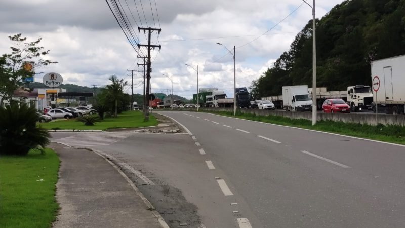 Imagens da BR-101 na manh&atilde; desta segunda-feira (5) – Foto: Jonathan Rocha/NDTV