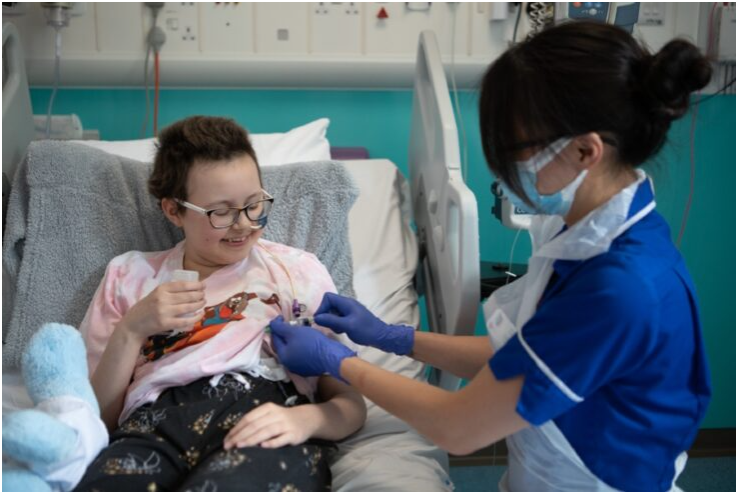 Paciente Alyssa recebe tratamento – Foto: Great Ormonod Street Hospital for Children