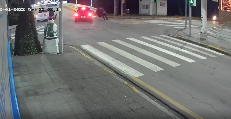 Motorista passa sinal vermelho em SC e acerta motoboy que gira no ar – Foto: Divulga&ccedil;&atilde;o/ND