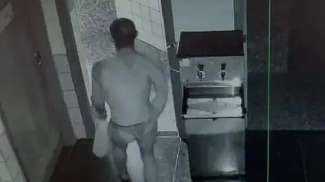 O homem foi flagrado apenas de calcinha no momento do furto na escola. &mdash; Foto: Twitter/Reprodu&ccedil;&atilde;o/ND