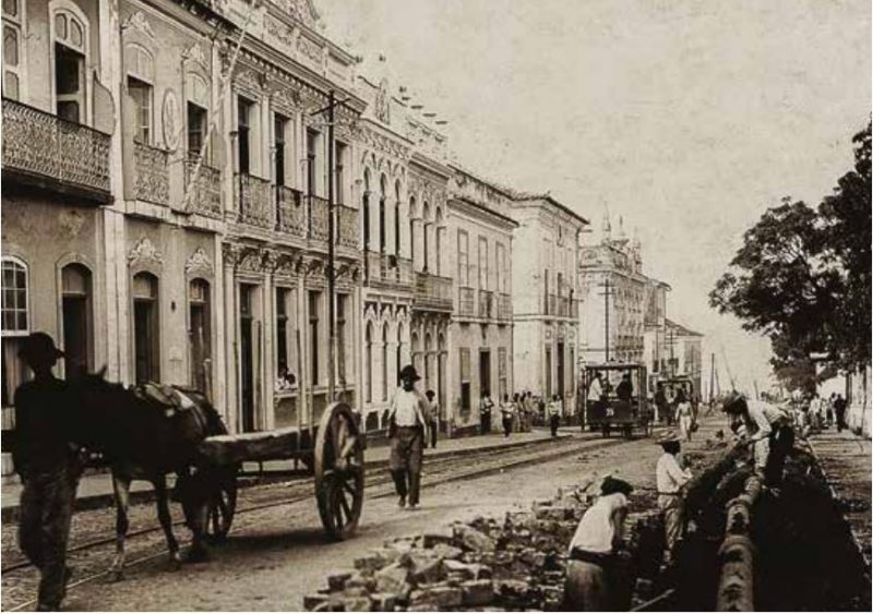 Em 1910, homens trabalham na implanta&ccedil;&atilde;o da primeirarede de &aacute;gua do Estado, no Centro de Florian&oacute;polis – Foto: Divulga&ccedil;&atilde;o/ND