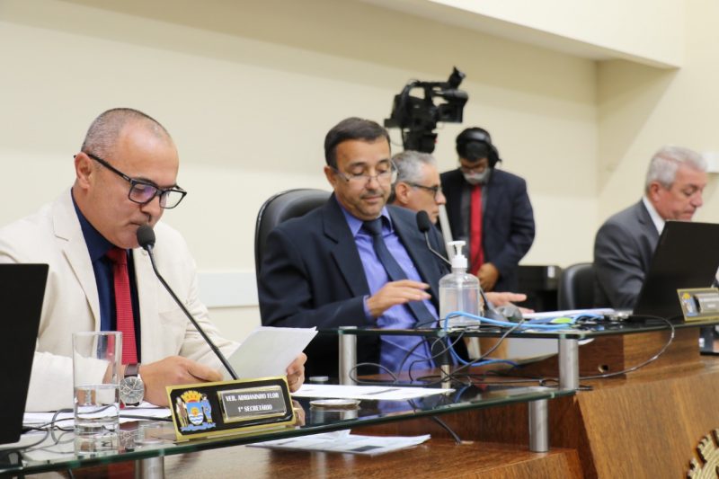 Vereador Adrianinho lendo a den&uacute;ncia – Foto: CMF/Divulga&ccedil;&atilde;o/ND