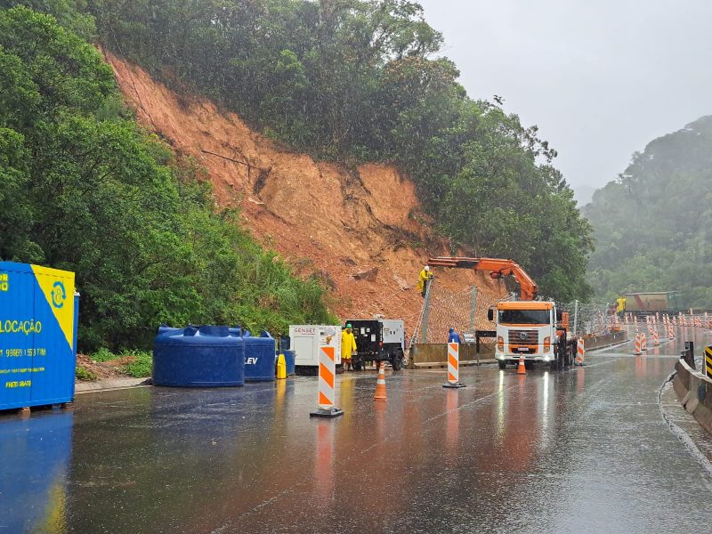 Arteris Litoral Sul instala tela de conten&ccedil;&atilde;o no local – Foto: Erick Mota/RICTV