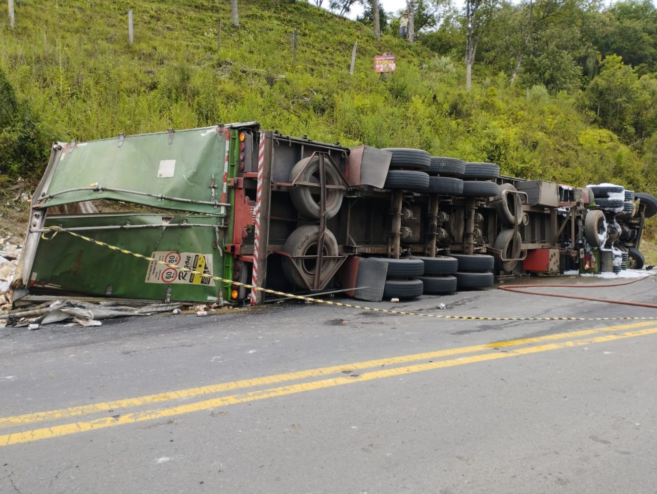 VÍDEO: Caminhoneiro morre na BR-470, em Pouso Redondo, após veículo tombar  na pista