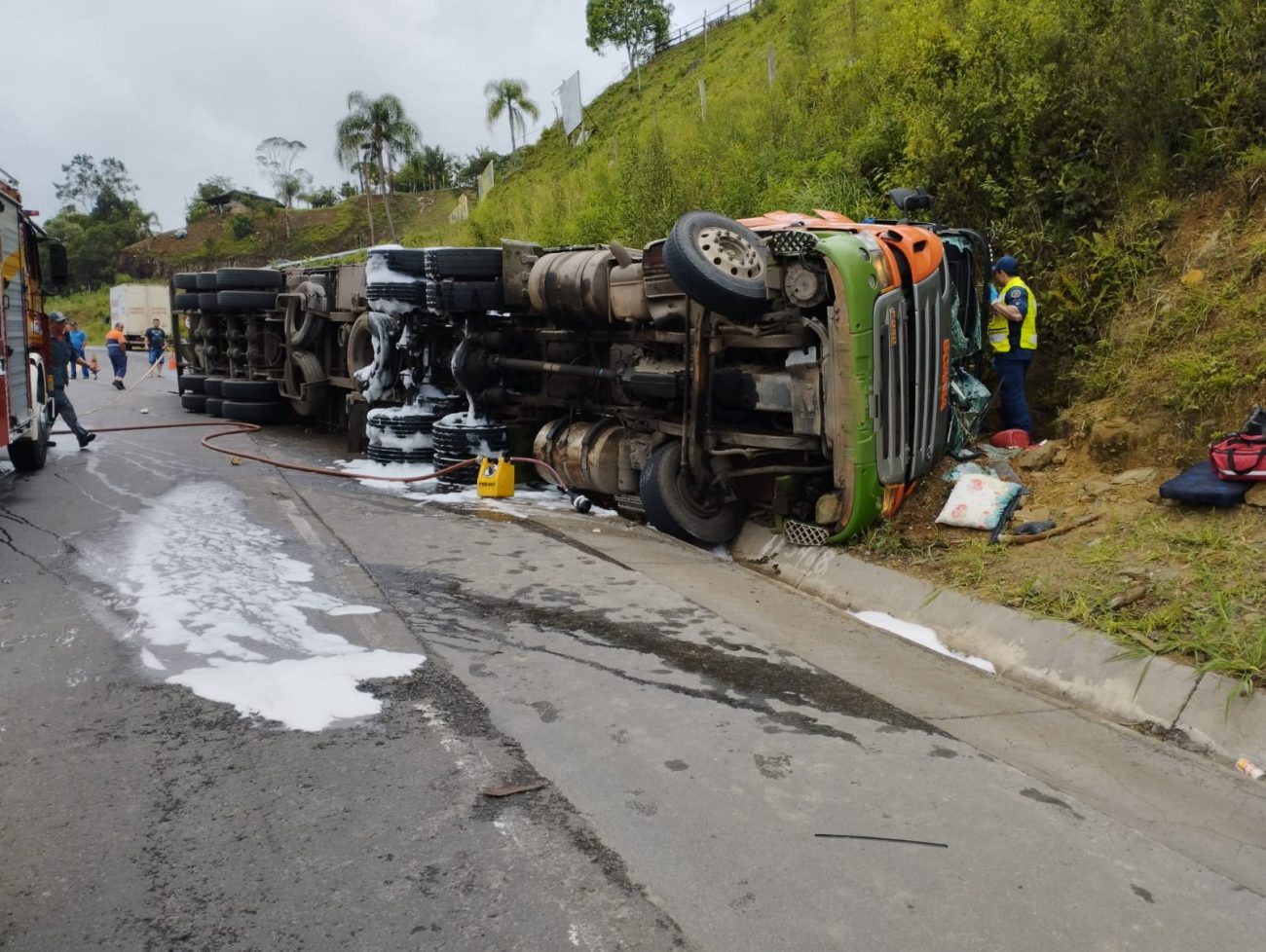 VÍDEO: Caminhoneiro morre na BR-470, em Pouso Redondo, após veículo tombar  na pista