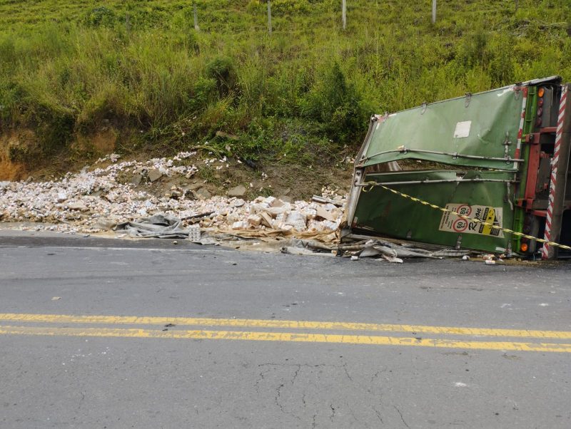 Caminhoneiro morre na BR-470, em Pouso Redondo, ap&oacute;s ve&iacute;culo tombar – Foto: Divulga&ccedil;&atilde;o/Corpo de Bombeiros Militar