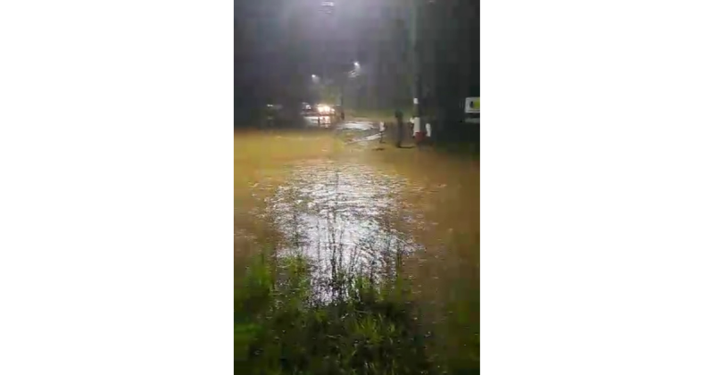 Carro foi levado por correnteza de rio ap&oacute;s tenta passa por estrada em Cambori&uacute; – Foto: Arquivo pessoal/Reprodu&ccedil;&atilde;o/ND