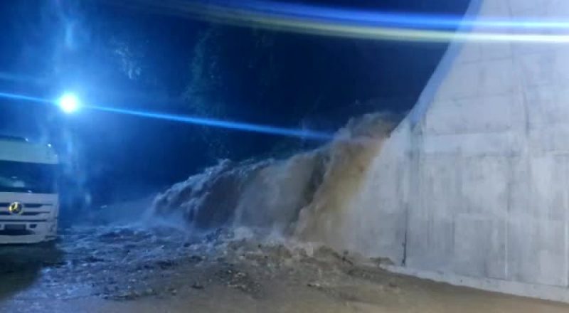 FRAME – Imagens impressionantes mostram enxurrada no Morro do Boi em Balne&aacute;rio Cambori&uacute; – Foto: Reprodu&ccedil;&atilde;o/ND